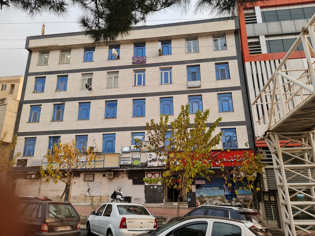 نمای ساختمان دفتر وکالت زهرا ابراهیمی در بلوار شهران
